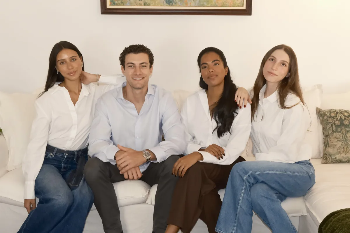 El equipo de WM Property, sentado en un sofá blanco